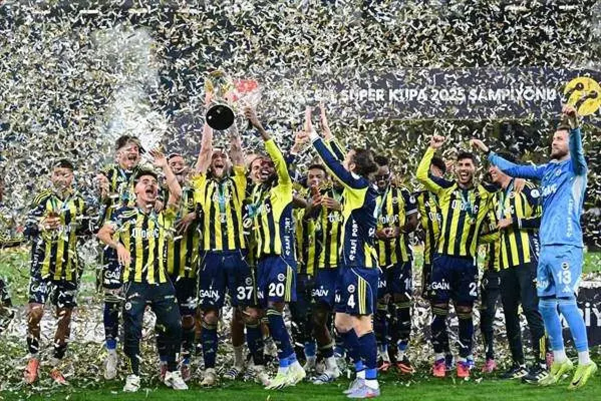 Fenerbahçe Süper Kupa’yı Kaldırdı