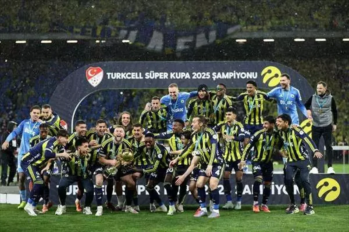Fenerbahçe Süper Kupa’yı Kaldırdı