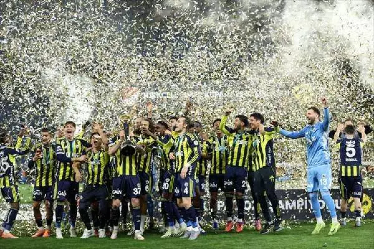 Fenerbahçe Süper Kupa’yı Kaldırdı