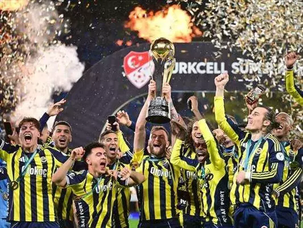 Fenerbahçe Süper Kupa’yı Kaldırdı