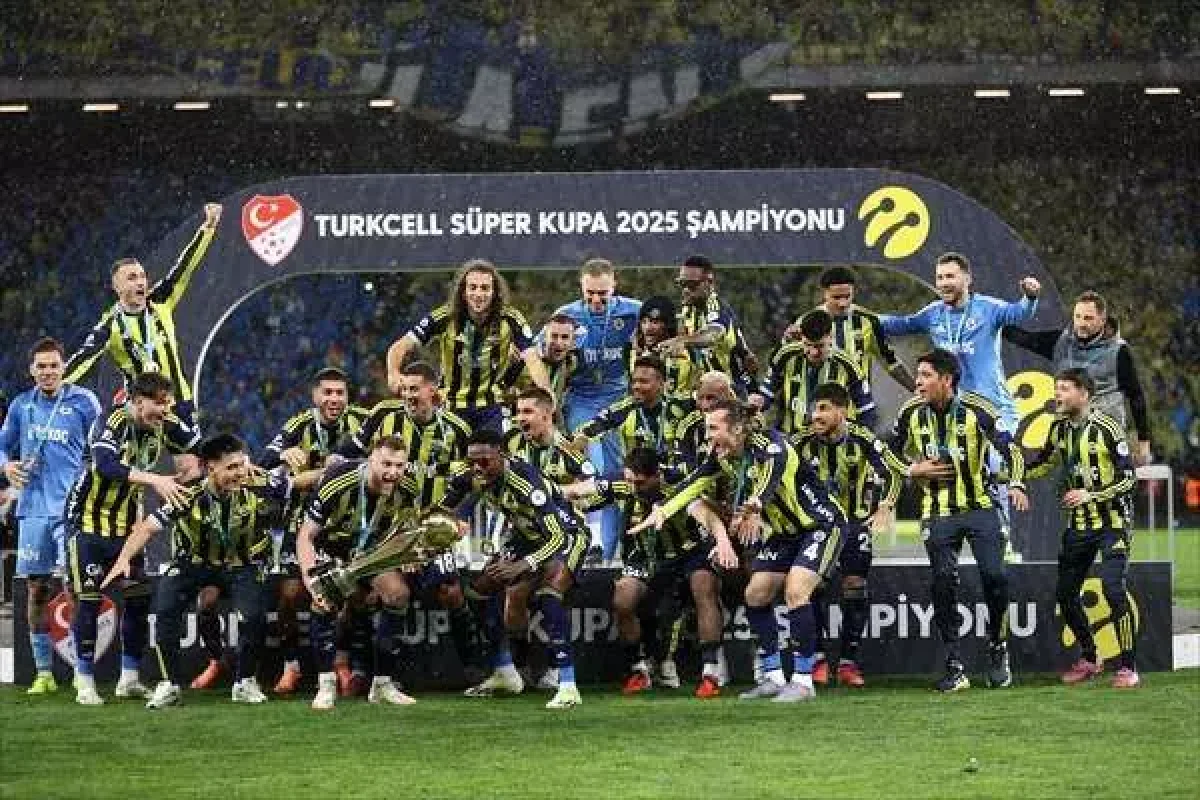 Fenerbahçe Süper Kupa’yı Kaldırdı