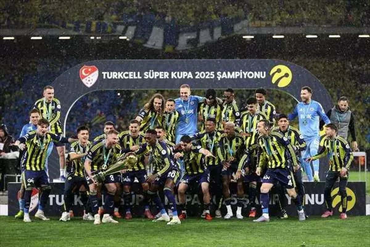 Fenerbahçe Süper Kupa’yı Kaldırdı