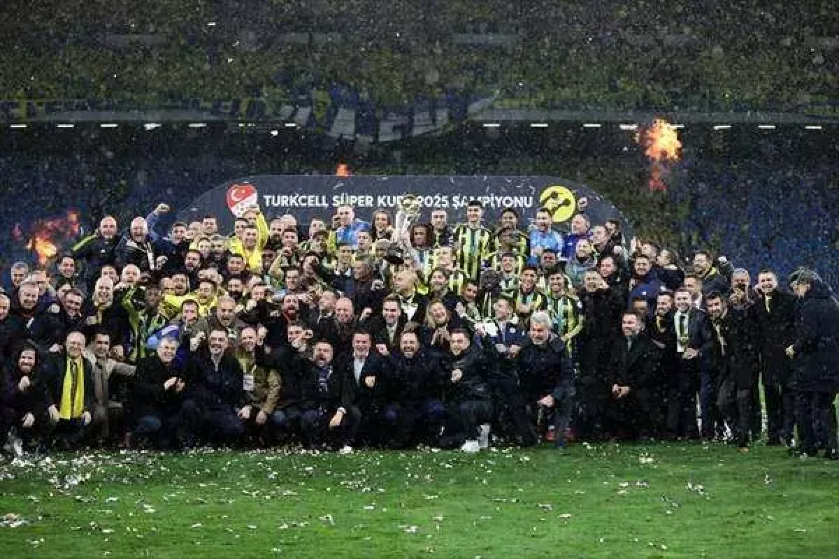 Fenerbahçe Süper Kupa’yı Kaldırdı