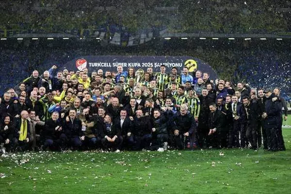 Fenerbahçe Süper Kupa’yı Kaldırdı