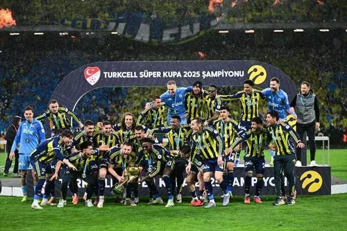 Fenerbahçe Süper Kupa’yı Kaldırdı