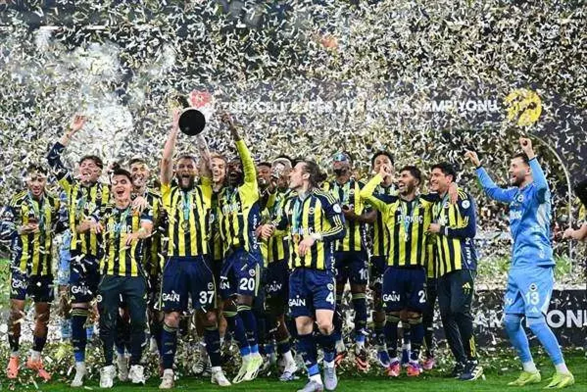 Fenerbahçe Süper Kupa’yı Kaldırdı
