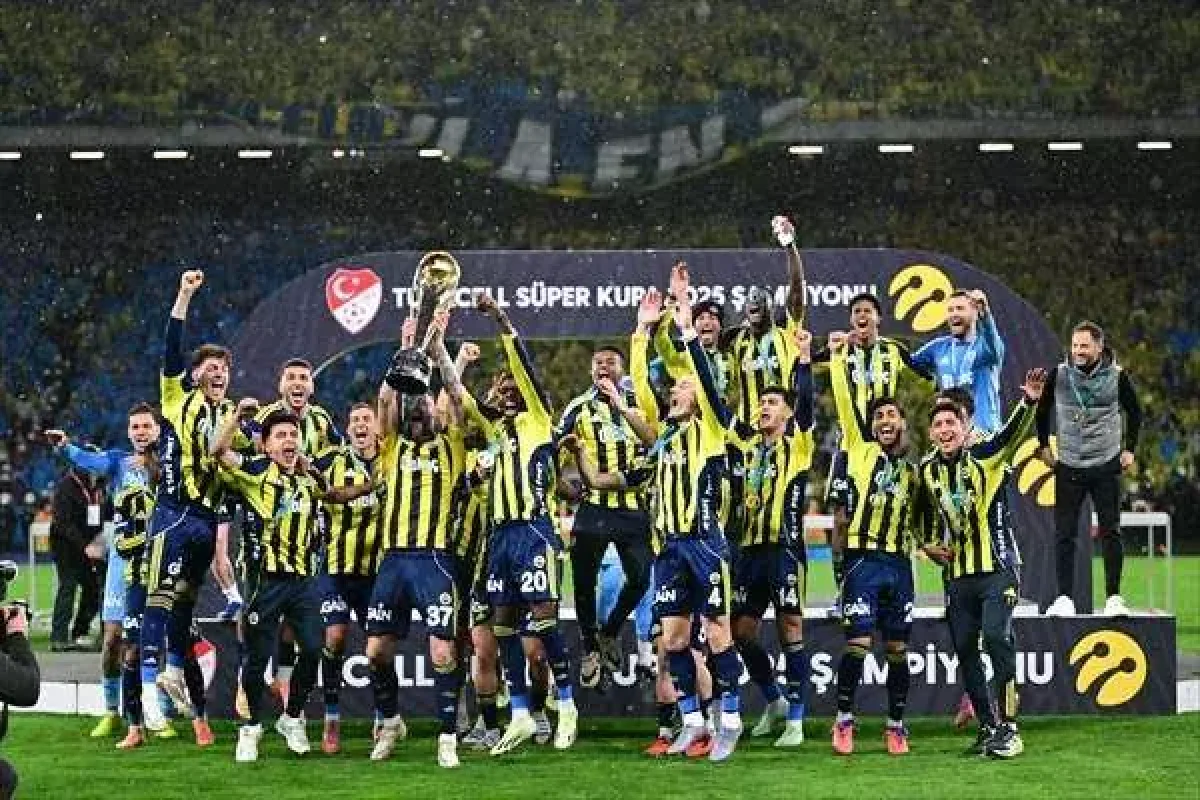 Fenerbahçe Süper Kupa’yı Kaldırdı