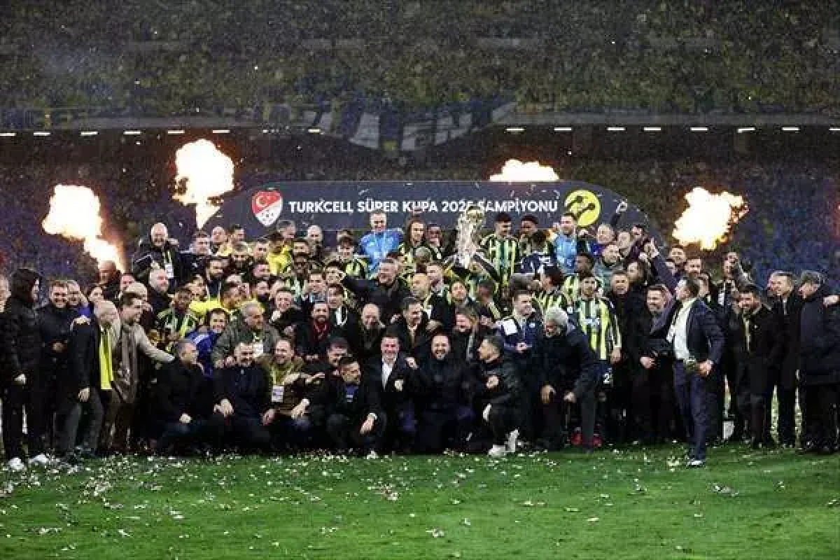 Fenerbahçe Süper Kupa’yı Kaldırdı