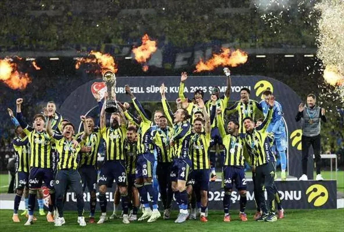 Fenerbahçe Süper Kupa’yı Kaldırdı
