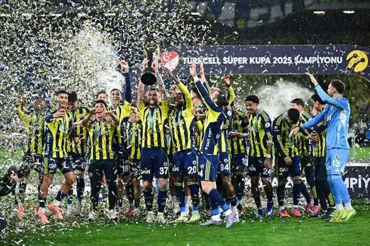 Fenerbahçe Süper Kupa’yı Kaldırdı
