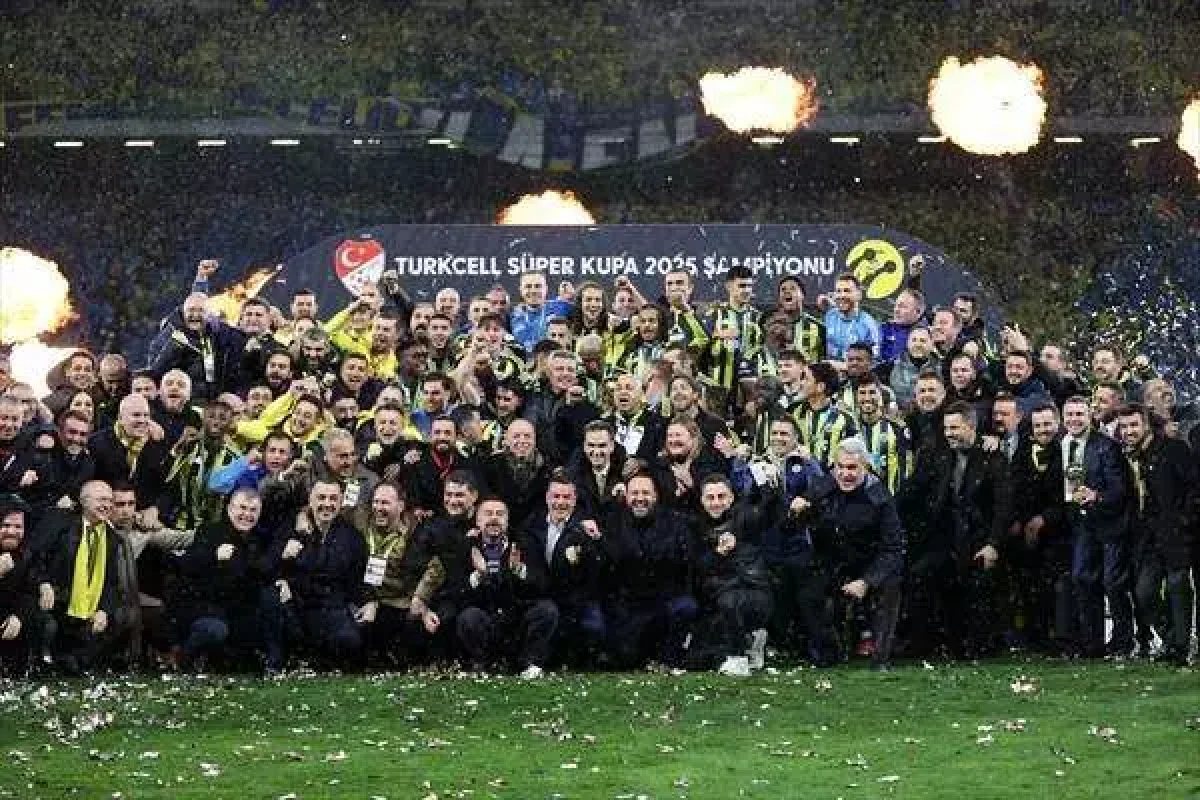 Fenerbahçe Süper Kupa’yı Kaldırdı
