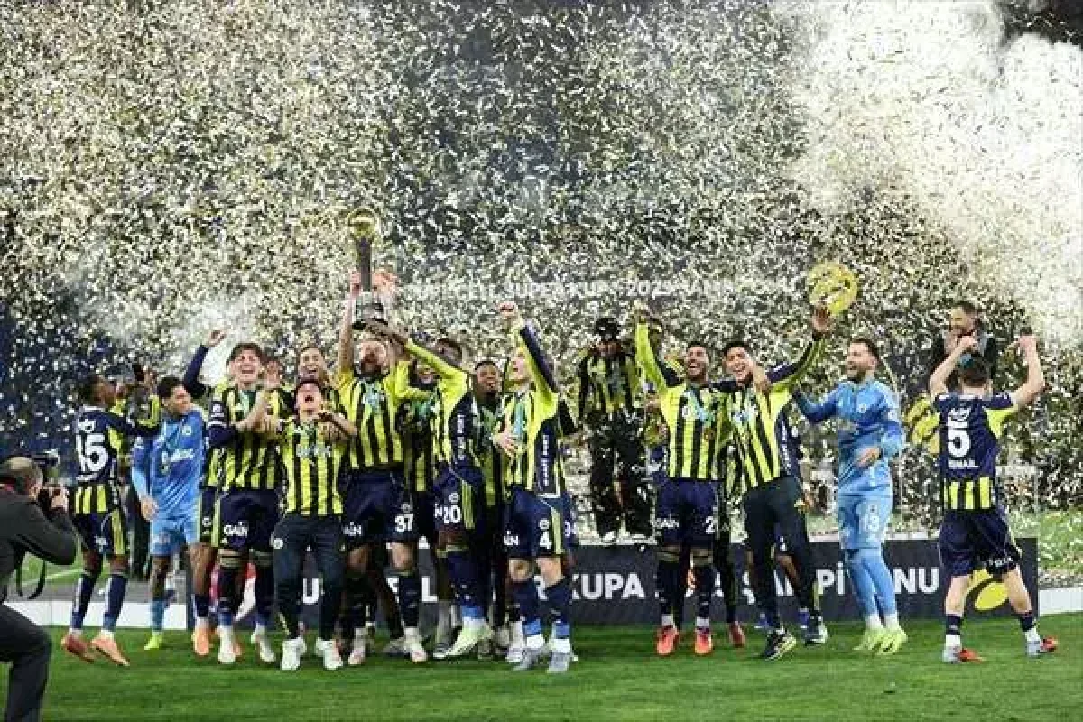 Fenerbahçe Süper Kupa’yı Kaldırdı