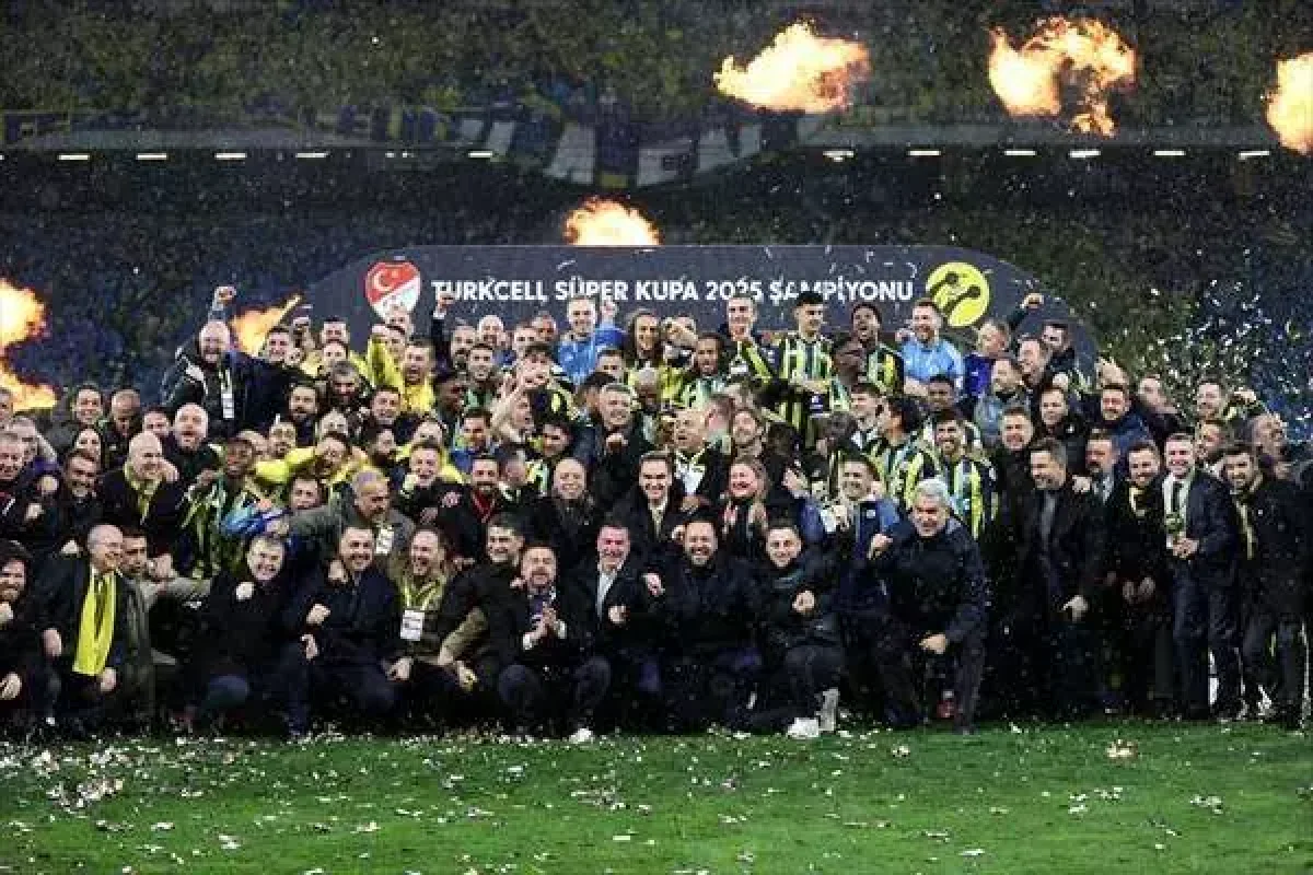 Fenerbahçe Süper Kupa’yı Kaldırdı