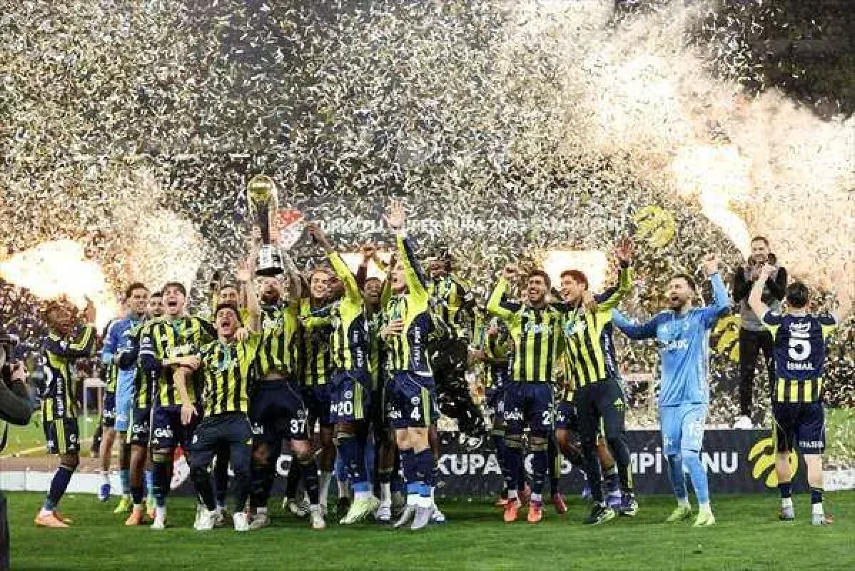 Fenerbahçe Süper Kupa’yı Kaldırdı