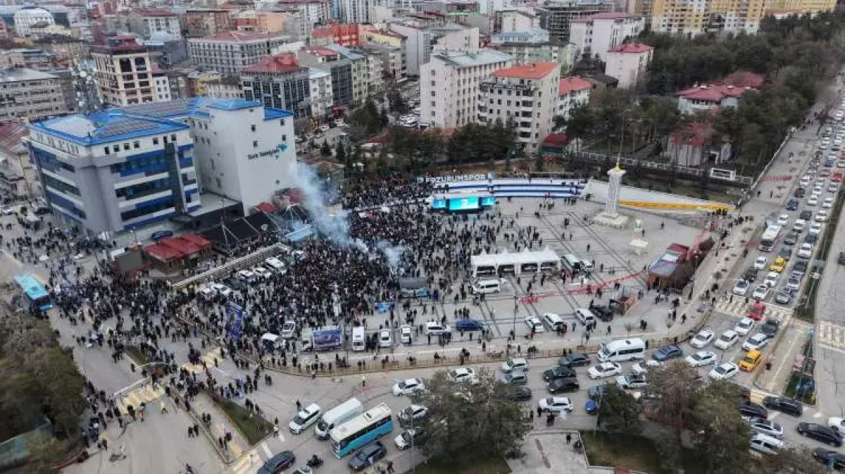 Dadaşlar Süper Lig’i sokaklarda kutladı