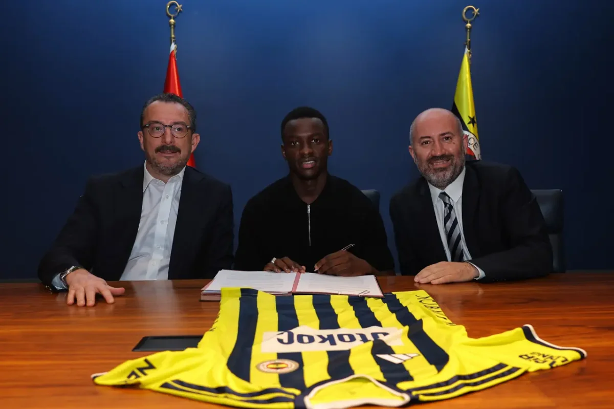 Fenerbahçe'den geleceğe yatırım! Amara Diouf ile 5 yıllık sözleşme