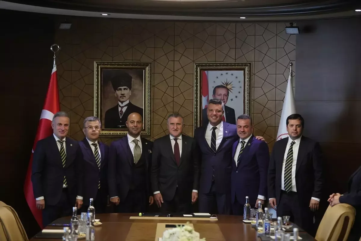 Gençlik ve Spor Bakanı Osman Aşkın Bak, Fenerbahçe Yönetimini Kabul Etti
