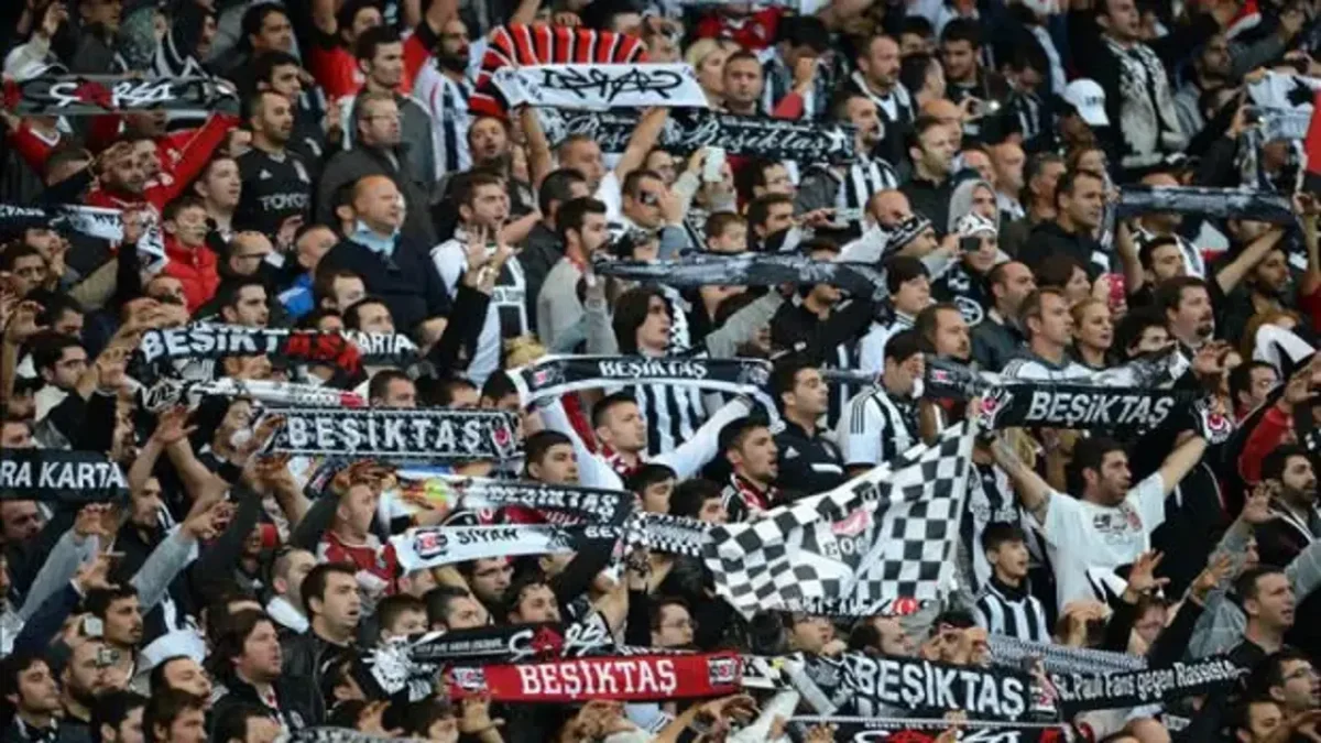 Dolmabahçe’de tarihi protesto! Beşiktaş taraftarı takıma sırtını döndü