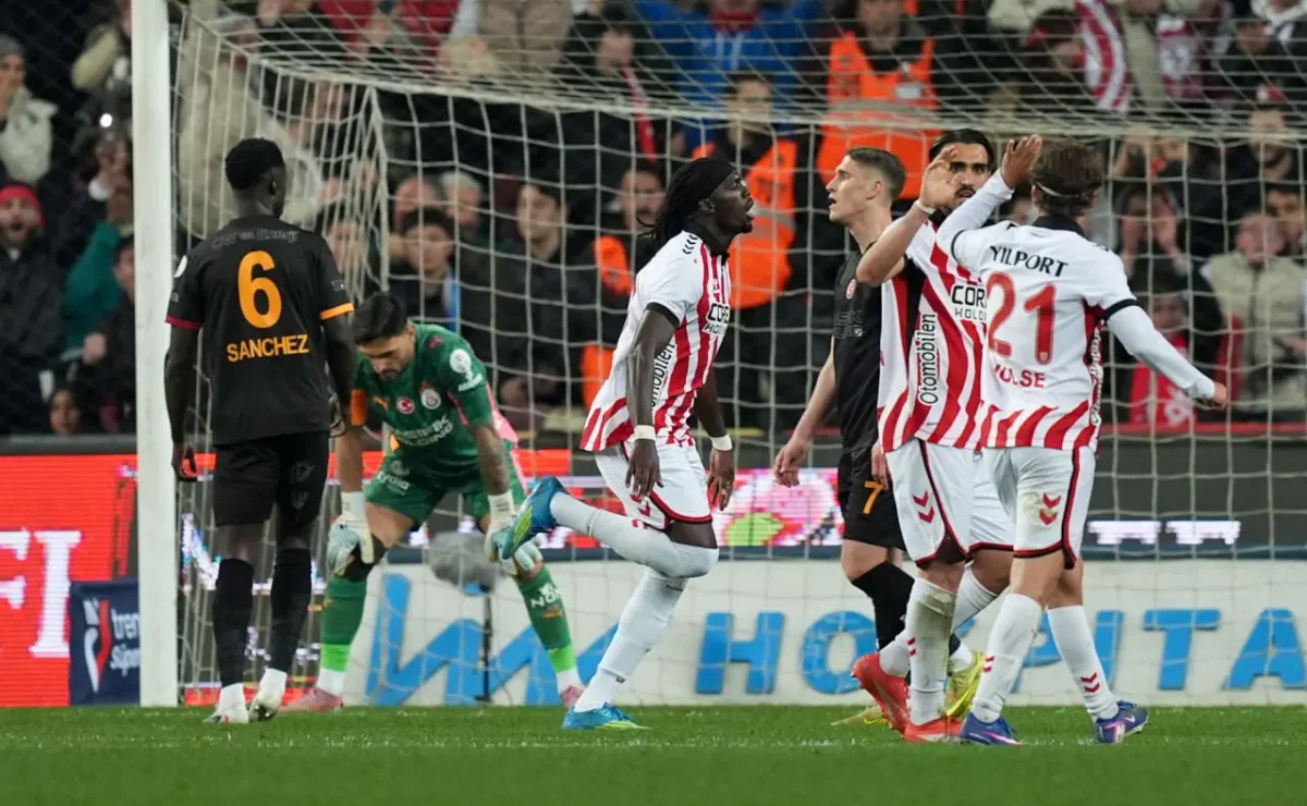 Şampiyonluk rötar yaptı! Galatasaray Samsun’da dağıldı