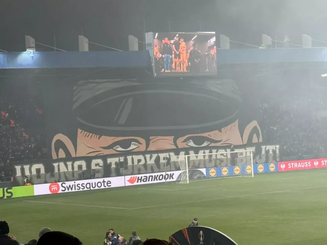 Fenerbahçe Maçında Skandal! Çek Taraftarlardan Provokatif Pankart