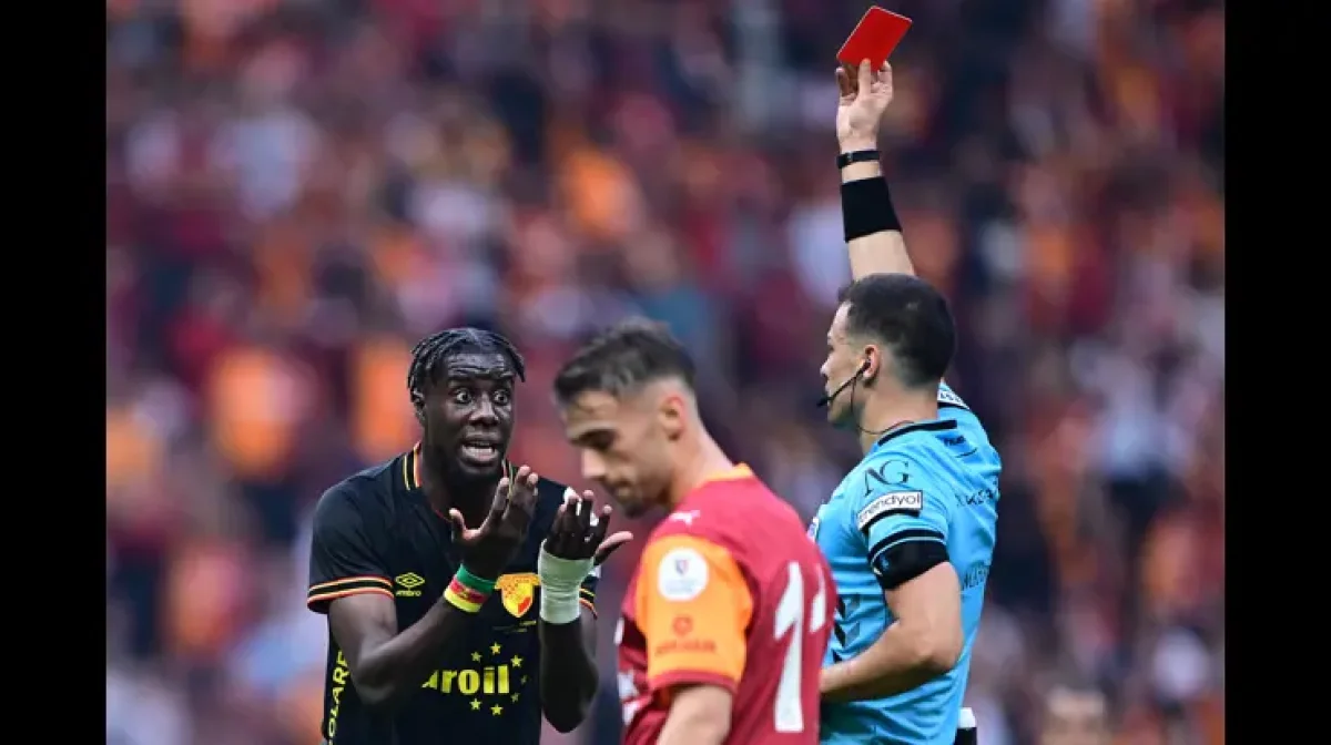 Galatasaraylı Eski Yıldızdan Bokele’nin Kırmızı Kartına Olay Yorum